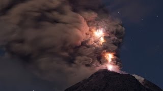 Vulkanisches Gewitter am Colima