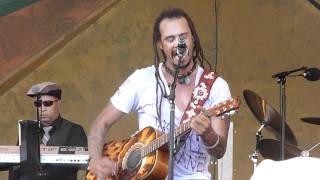 Michael Franti &amp; Spearhead HEY WORLD (Don&#39;t Give Up version)