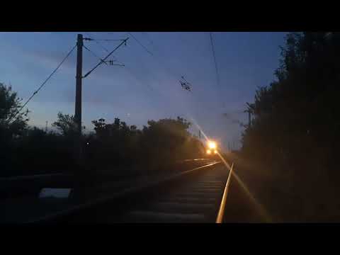 IRN 1833 Iași-Timisoara Nord trece în viteză pe lângă Podul CFR Arad