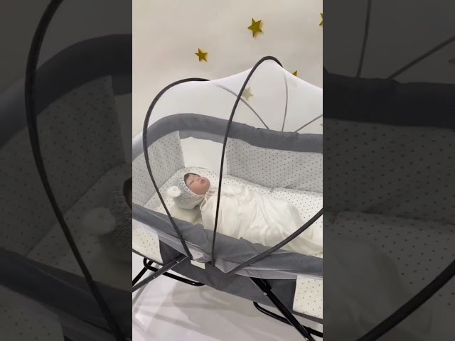 سرير مواليد متنقل قابل للطي بكفرات