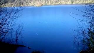 preview picture of video 'Skipping / Skimming stones on a frozen lake'