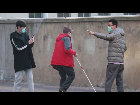“你個混蛋！”看到小伙故意誤導盲人，路人怒了