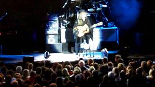 Brian May & Kerry Ellis with audience singing Love of My Life