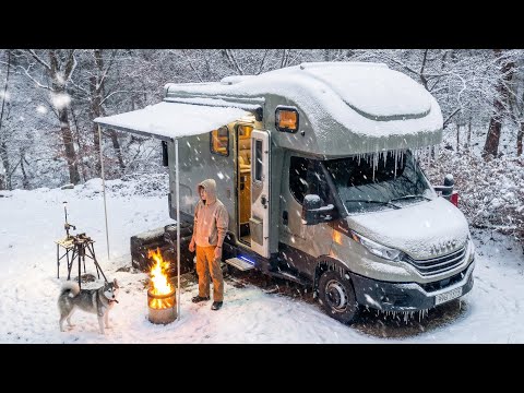 Camping im tiefen Schnee mit einem Luxus-Wohnmobil