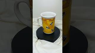 Hrneček s motivem včel