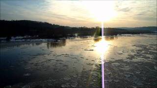 preview picture of video 'Glace (frasils) sur la Loire à Champtoceaux (Maine et Loire 49) Dimanche 12 Fevrier 2012'