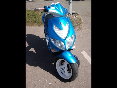 Cykler På Baghjul, Vild Dreng Vælter På Cykel, Og Vild Dreng Køre Sindsygt På Knallert