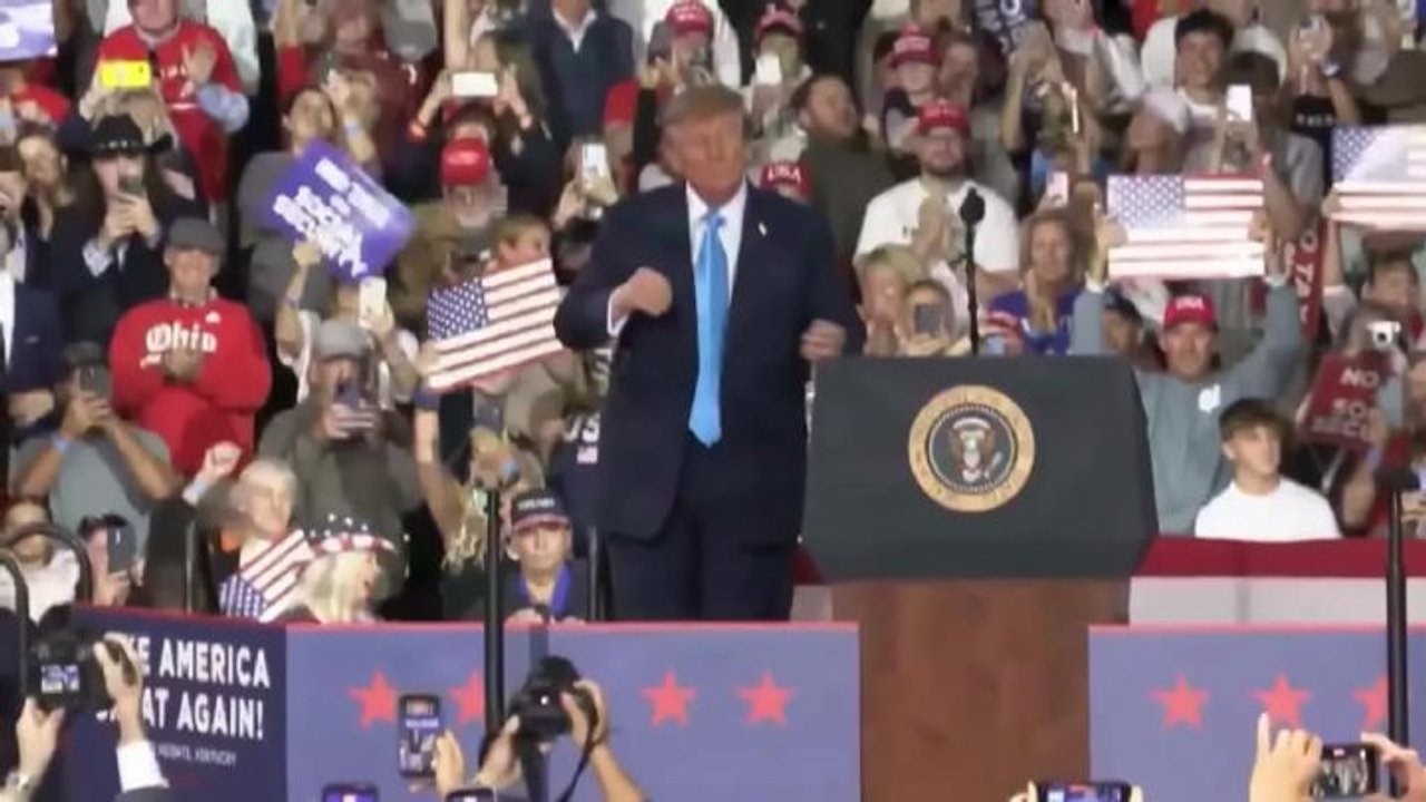Parte Ymca e Trump inizia a ballare al termine del comizio elettorale in Kentucky
