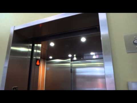 Elevador KONE - Jimbo's... Naturalmente! no Westfield Horton Plaza - San Diego, Califórnia