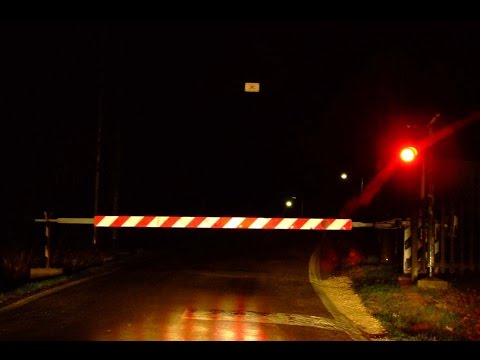 Passaggio a livello Prasco di notte, abbassamento barriere e due treni - Night rail crossing Prasco