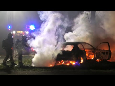 Auto in brand gestoken tegen boom op de Veenweg - Hooiweg in Elspeet | Brandweer blust auto