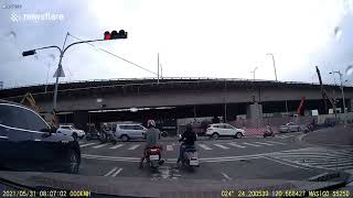 奇跡の生還！信号待ちしてたら事故ったトラックが突っ込んできた[台湾]