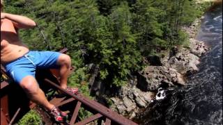 Tuffi estremi da un ponte altissimo