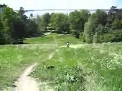 framnäsbacken: Jonama halvvägs ner me cykel..