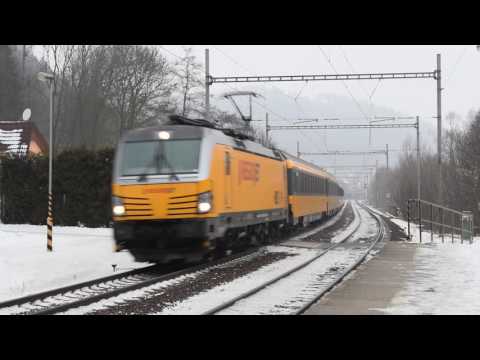 Vectron projíždí s vlakem RJ 1035 RegioJet zastávkou Letovice-zastávka - 28.1. 2017