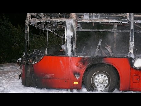 Linienbus brennt in Niestetal-Sandershausen aus: Großeinsatz