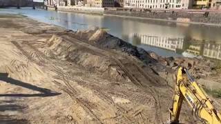 Firenze, ruspe in azione sulla spiaggetta di San Niccolò: lavori finiti entro ottobre (il video)