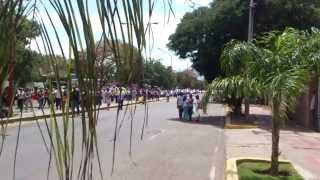 preview picture of video 'Marcha de estudiantes en avenida Los medanos coro'