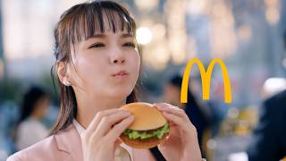 多部未華子、「マックポーク」にウキウキ！“空飛ぶ 500 円玉”に遭遇！？　マクドナルド新TVCM セット500「空飛ぶ 500 円玉」篇