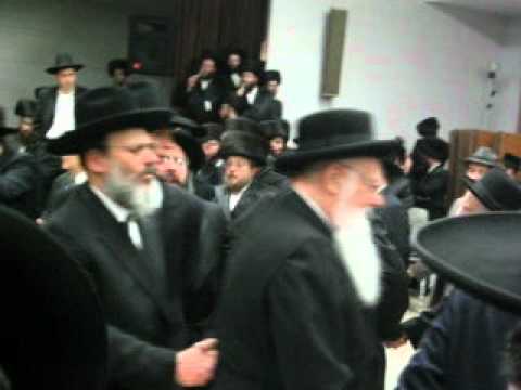 dancing at Skverrer sheva brachos