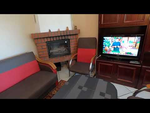 Żółty domek letniskowy w Przydworzu