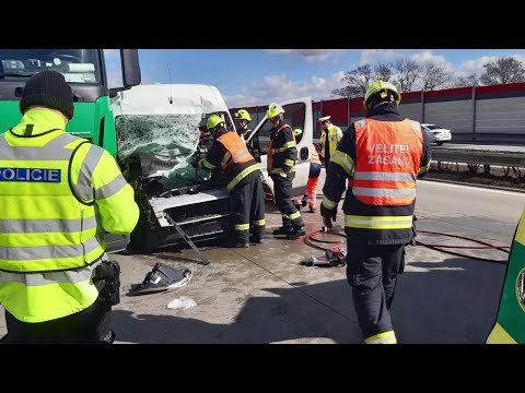 Dvě nehody kamionů na D1 u Lipníku nad Bečvou. Hasiči vyprostili zaklíněného řidiče