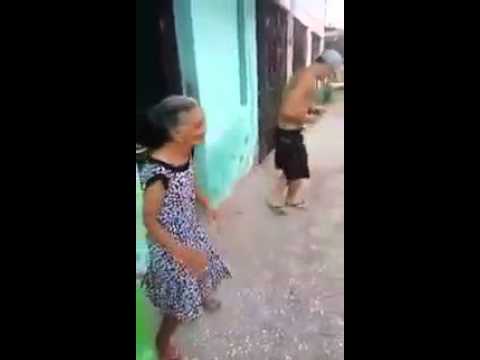 Velhinha dança cabeça de gelo