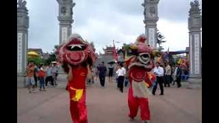 preview picture of video 'Tại lễ hội làng Trường Lâm năm 2013'