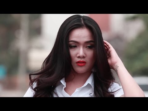 SEav Jks - ស្លៀកខ្លី (Sleak Kley) Ft Vathana J Uy [Official MV]