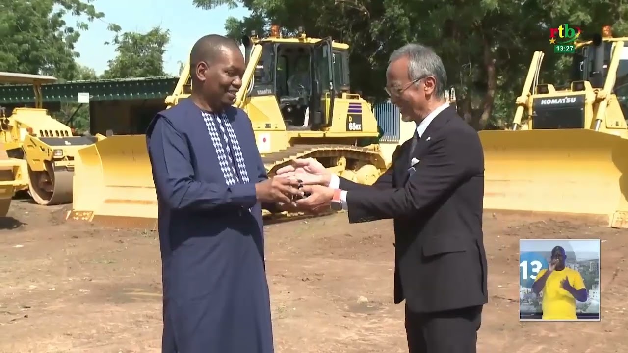 L’ambassade du Japon remet au ministère de la Construction de la Patrie 22 engins de travaux publics