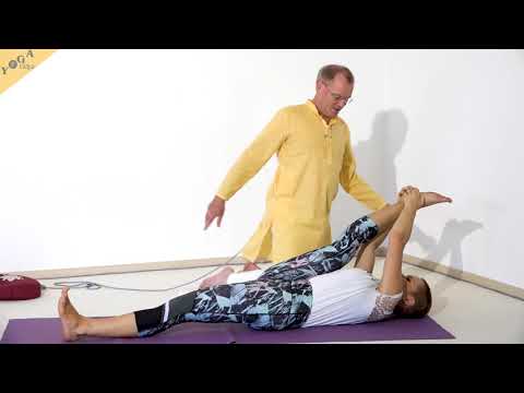Beindehnung im Liegen - Yoga Asana Lexikon