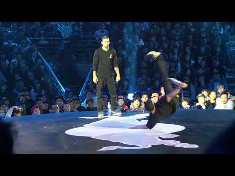 red bull bc one 2013 world finals in seoul - gravity vs mounir