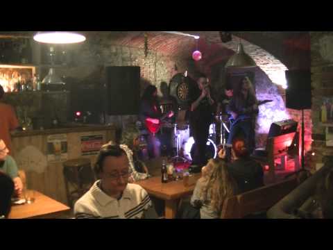 Sundial - (Záznam z prvního koncertu kapely 2015) Weekend Voyage / Who doe