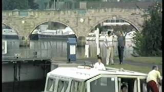 preview picture of video 'Chertsey / Surrey Thames Bridge and Lock 1988'