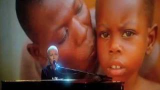 Annie Lennox, Universal Child - Live - Red Nose Day 2011