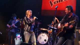 Shakira & Blake Shelton - Need You Now (Live Private Concert) May 08, 2013