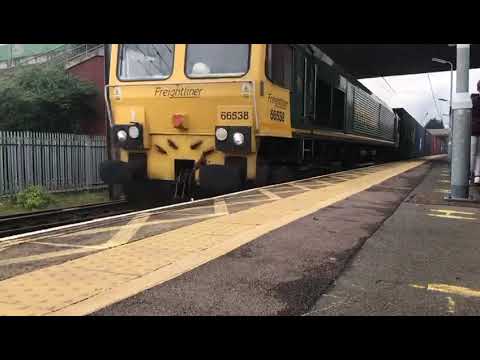 Freightliner Class 66538 Thrashing through Stowmarket Station with a Tone