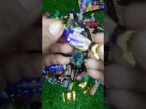 blue और golden pack wali Cadbury की coffee eclairs chocolate