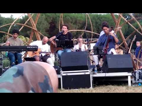 Edoardo Michelozzi inchinata in riva al mare