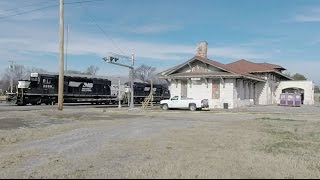 preview picture of video 'NS Local Passes Decatur Depot Undergoing Restoration (With Bird Attack)'