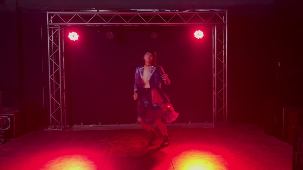 女子高校生が推しの曲を歌って踊ってみた