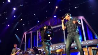 Cole Swindell - No Can Left Behind (Opry Performance)