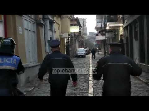 Vrasja e Klodian Rashës/ Protestuesit në Korçë thyejnë xhamat e Bashkisë dhe djegin zbukurimet!