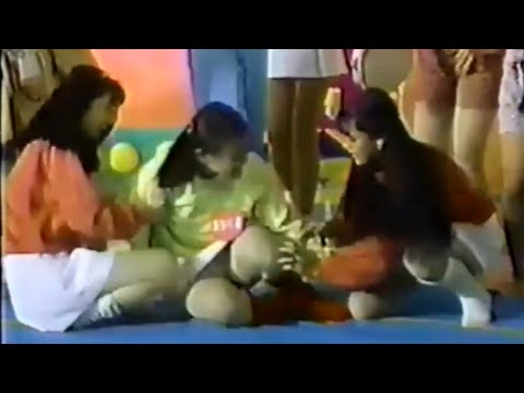 【桜っ子クラブ】靴下脱がしレスリング 純白パンチラ（アンスコ）【ザ・女対決】