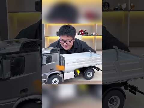 Szef, Który Zamienił Biuro w Królestwo Ciężarówek! 🚛😂