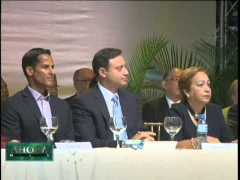 Danilo Medina encabeza graduación de 9,500 en Inglés