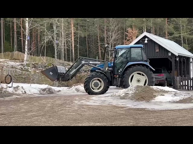 869960 New Holland TS 110 with front loader RAZ400