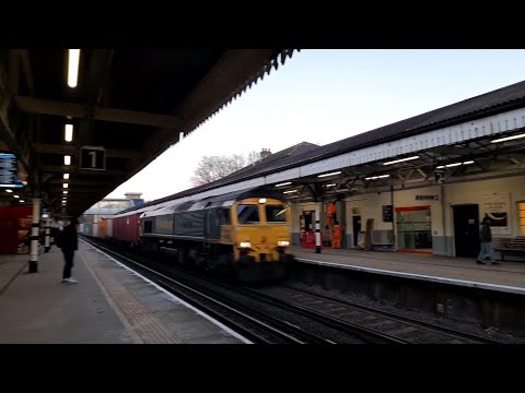 freightliner  class 66 passing winchester at  full  speed