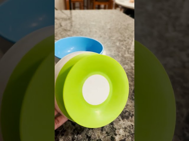 Vídeo relacionado con Munchkin Stay Put Baby Suction Bowl Set| Baby Bowls for Weaning| Baby Feeding Suction Dish Pack| for Babies & Toddlers 6 Months+|BPA Free Weaning Set for Babies| Microwave/Dishwasher Safe | 3 Pack