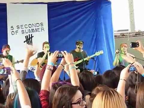 5 Seconds of Summer - She Looks So Perfect acoustic [Mexico City]